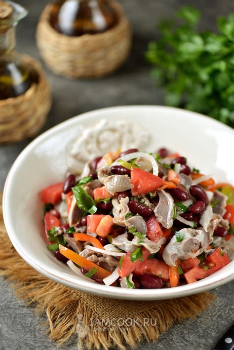 Азиатский салат с куриными желудками и огурцами