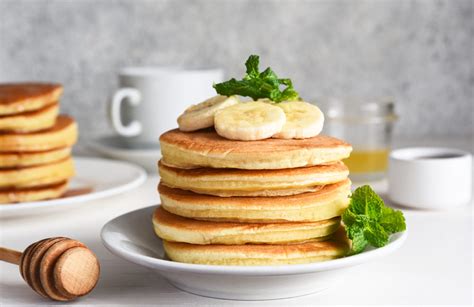 Банановые оладьи с орехами и медом