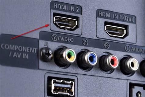 Вставка другого конца HDMI-кабеля в источник сигнала