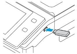 Вставка USB-накопителя в порт