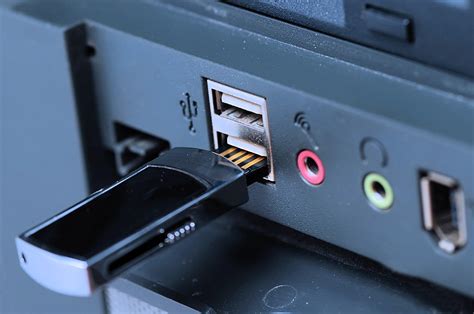 Вставка USB-накопителя в порт телевизора