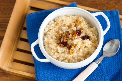 Геркулесовая каша на воде с яблоком и корицей