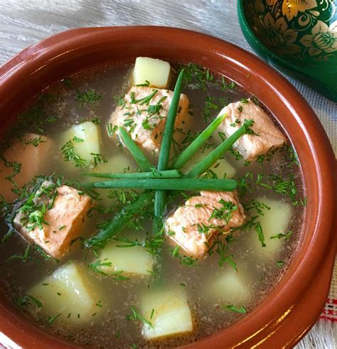 Горячий суп с рыбками и овощами