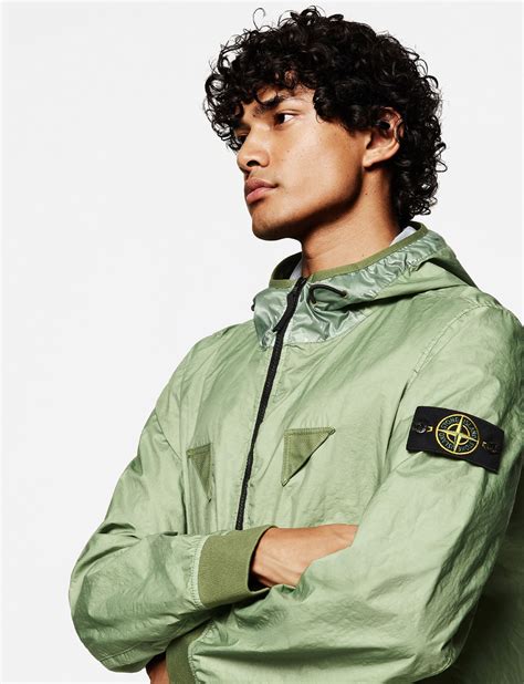 Изучите разнообразие коллекций Stone Island