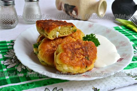 Ингредиенты для приготовления пирожков с яйцом и луком на сковороде