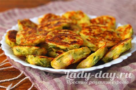 Кабачковые оладьи с филе курицы и луком