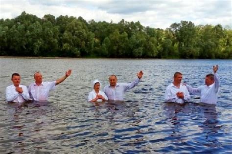 Крещение себя в воде как символ очищения