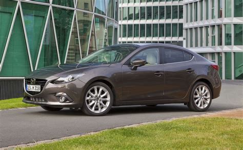 Модификации и комплектации Mazda 3 и BMW 3