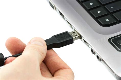 Найдите USB-порт на ноутбуке