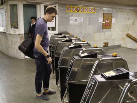 Оплата проезда в московском метро с помощью карты Тройка