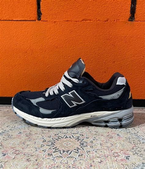 Определение оригинальности кроссовок New Balance 2002R