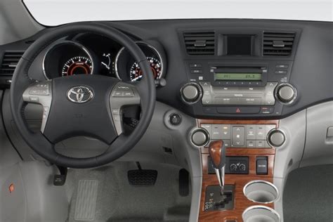 Особенности активации круиз контроля на Toyota Highlander 2011