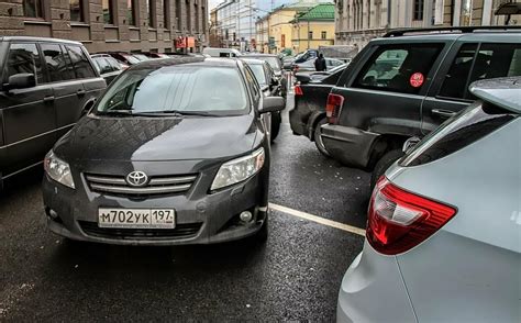 Откройте водительскую дверь и сядьте в салон автомобиля