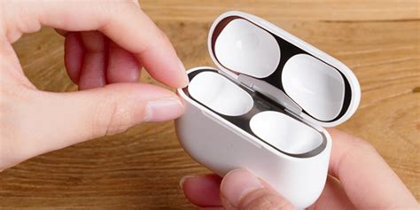 Откройте крышку зарядного футляра AirPods Pro: