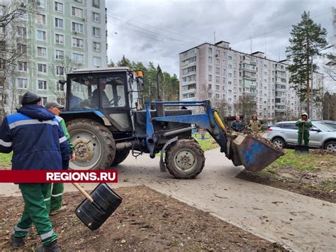 Очистка газона от листвы и мусора