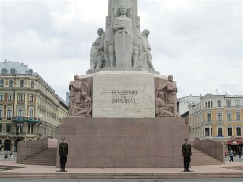 Памятник возле исторических достопримечательностей