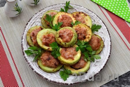 Пикантные кабачки, фаршированные фаршем с овощами на сковороде