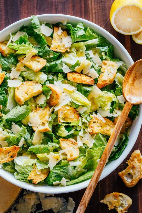 Подача Caesar salad