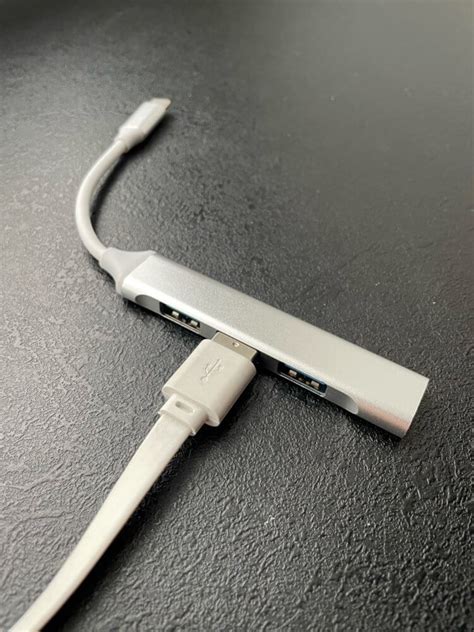 Подключите iPhone 13 к ноутбуку с помощью кабеля USB