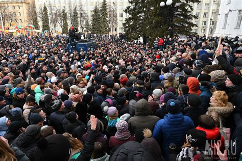 Поиск себя в толпе людей на празднике