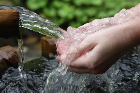 Почему сны о питье родниковой воды настолько увлекательны?