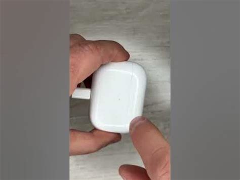 Проверка заряда и включение AirPods 3