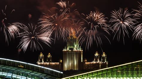 Салют в Москве: вчерашнее шоу в ярких красках