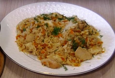 Сервировка диетического плова из куриной грудки