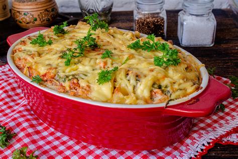 Сытный лазанья с говяжьим фаршем и макаронами