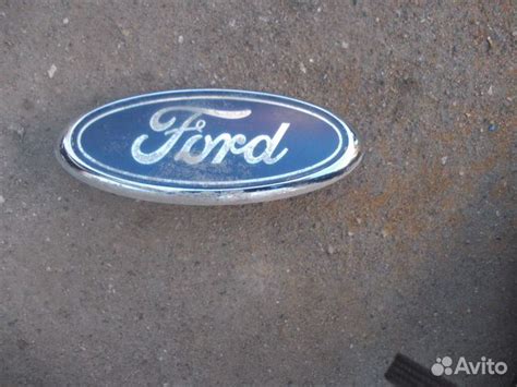 Тайная символика красной снежинки на автомобиле Ford Фокус