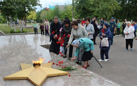 Торжественное возложение цветов