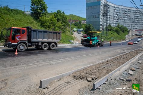 Уплотнение первого слоя асфальта