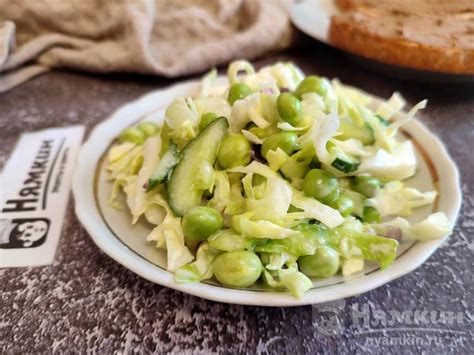 Утонченный салат с ножками шампиньонов и свежим зеленым салатом