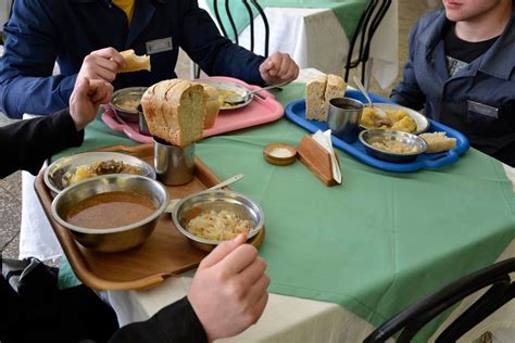 Чем кормят заключенных в тюрьмах разных стран