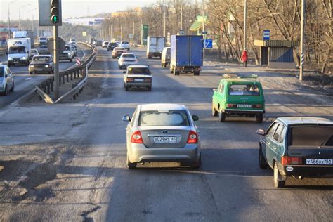 Что происходит с автомобилем при повороте на высокой скорости?