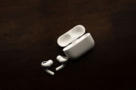 Шаг 2: Откройте крышку зарядного футляра AirPods