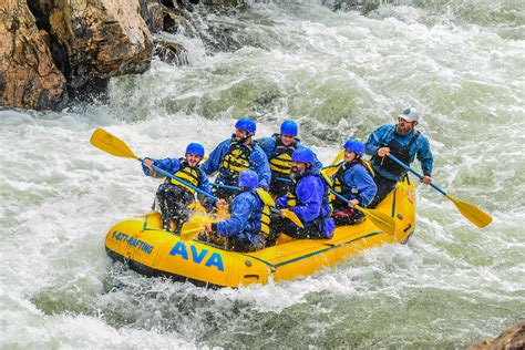 White water rafting: увлекательный спорт с непредсказуемыми потоками